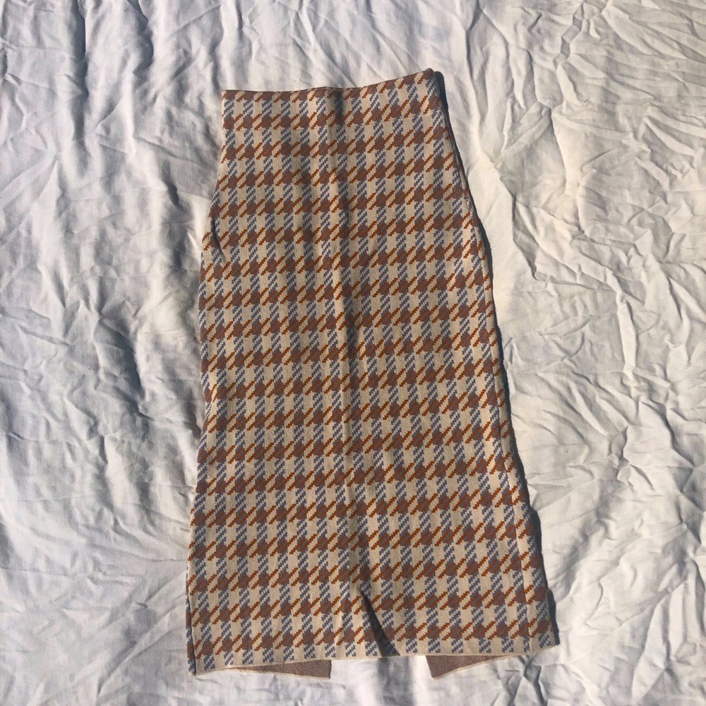Fitted skirt with back slit